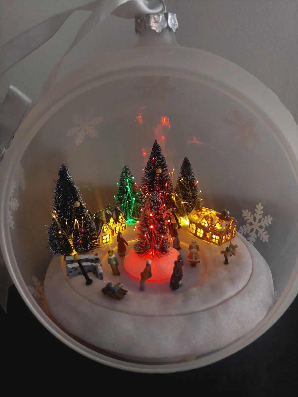 Mr. Christmas Animated Musical Lighted Jumbo 7" Sparkling Ornament Skaters 2007